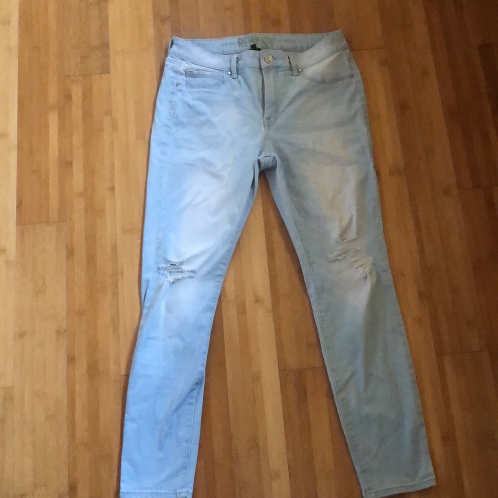 Light wash skinny jeans with rips